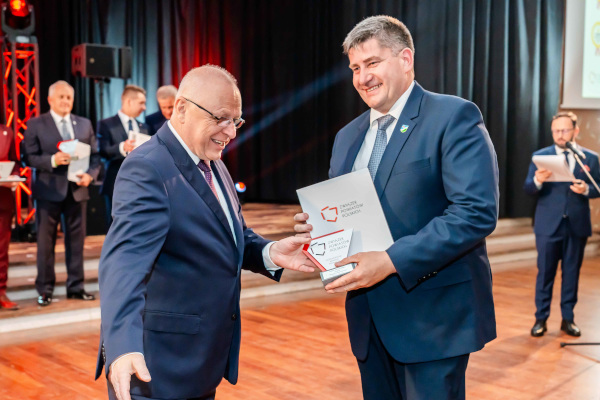 Starosta Piotr Rusiecki otrzymuje nagrodę z rąk Prezesa Zarządu Związku Powiatów Polskich Andrzeja Płonki 