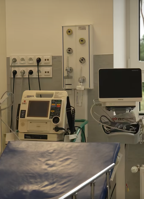 Jedno z pomieszczeń oraz sprzęt zakupiony w ramach modernizacji SOR