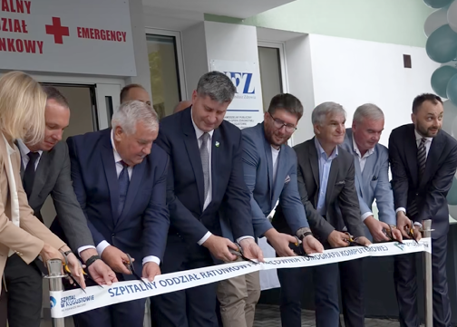 Przecięcie wstęgi podczas otwarcia zmodernizowanego Szpitalnego Oddziału Ratunkowego augustowskiego szpitala