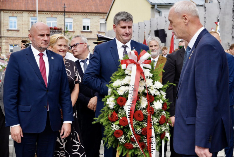 Złożenie wiązanki kwiatów przez przedstawicieli Powiatu Augustowskiego, od lewej: Wicestarosta W. Szczudło, Członek Zarządu A. Dobrowolska, Starosta P. Rusiecki