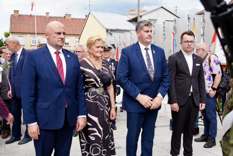 Wicestarosta W. Szczudło, Członek Zarządu A. Dobrowolska, Starosta P. Rusiecki, Przewodniczący Rady Powiatu M. Kotarski podczas uroczystości otwarcia Domu Pamięci Obławy Augustowskiej