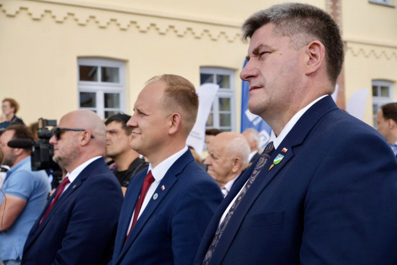 Radny Województwa Podlaskiego P. Wnukowski, Starosta P. Rusiecki podczas uroczystości otwarcia