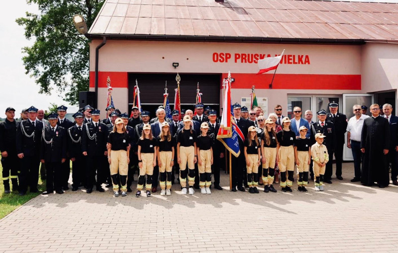 zdjęcie grupowe uczestników uroczystości