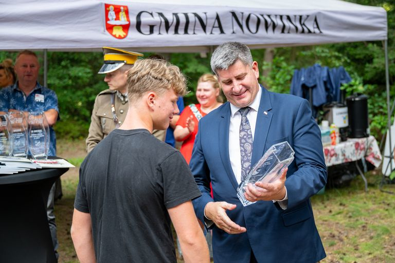 Starosta P. Rusiecki wręcza nagrody uczestnikom Biegu.Starosta P. Rusiecki wręcza nagrody uczestnikom Biegu.