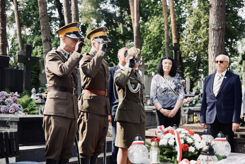 Szwadron Honorowy 3 Pułku Szwoleżerów Mazowieckich im. płk. J. Kozietulskiego przy grobie „Romana”
