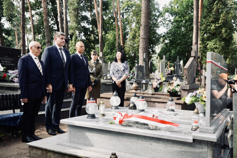 Od lewej: M. Sobolewski, P. Rusiecki, M. Zdancewicz składają kwiaty na grobie „Romana”