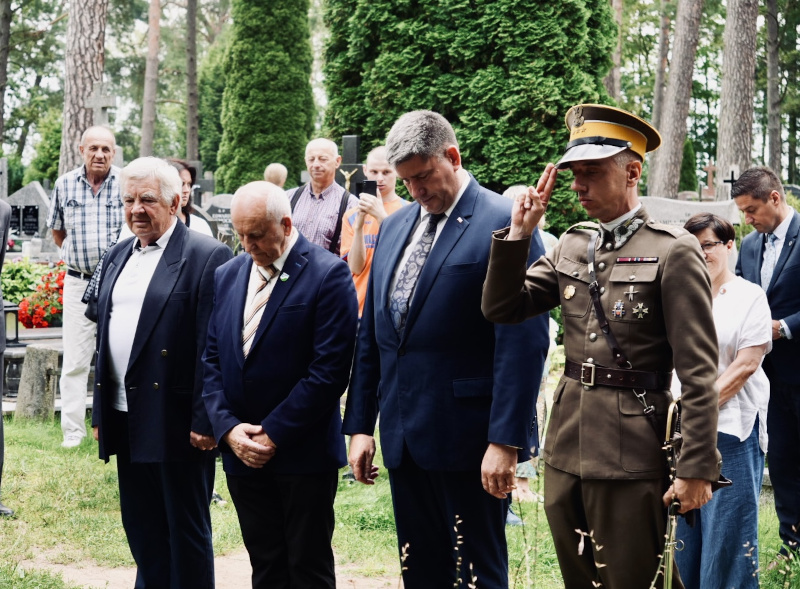 Od lewej: W. Jedliński, M. Sobolewski, P. Rusiecki, P. Szakacz na cmentarzu w Szczebrze