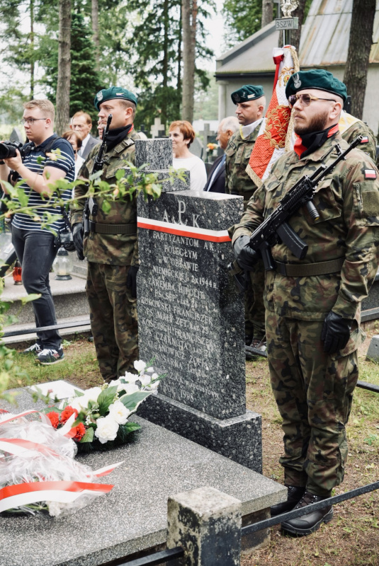 Pomnik i warta honorowa przy pomniku żołnierzy AK na cmentarzu w Szczebrze