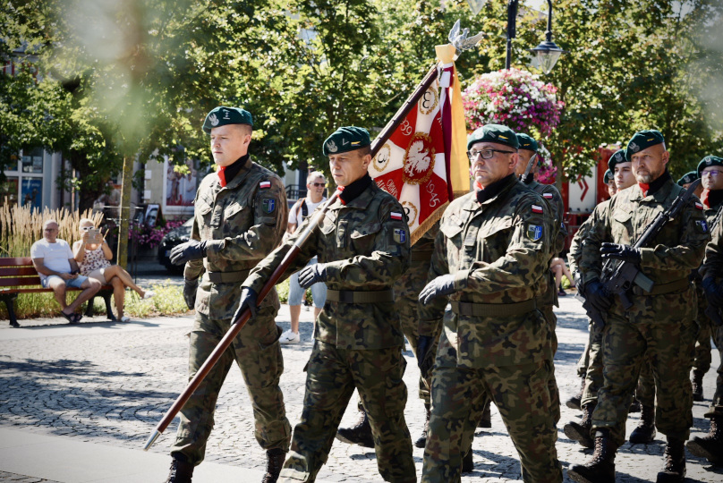 Poczet sztandarowy w przemarszu podczas święta