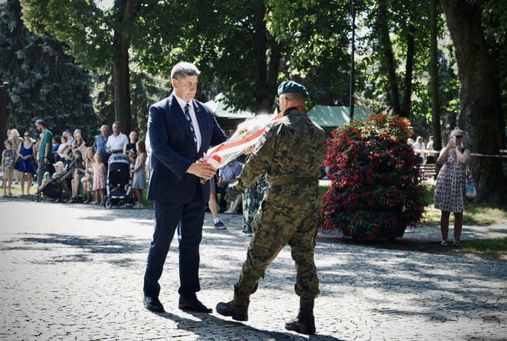 Starosta Augustowski składa wiązankę kwiatów pod pomnikiem