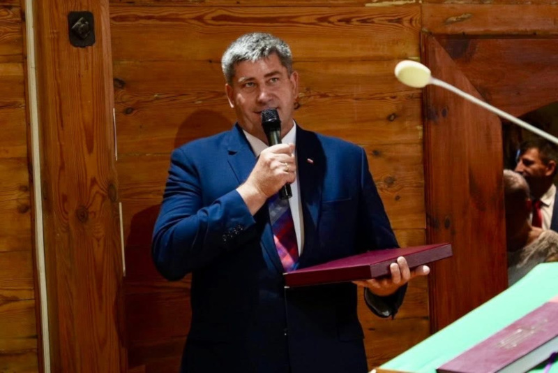Starosta Piotr Rusiecki przekazuje życzenia Proboszczowi i Parafianom 