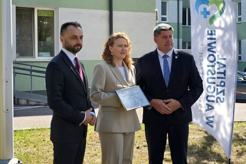 Zdjęcie z certyfikatem potwierdzającym akredytację, na zdjęciu m.in. Starosta P. Rusiecki, Dyrektor. A. Dębski