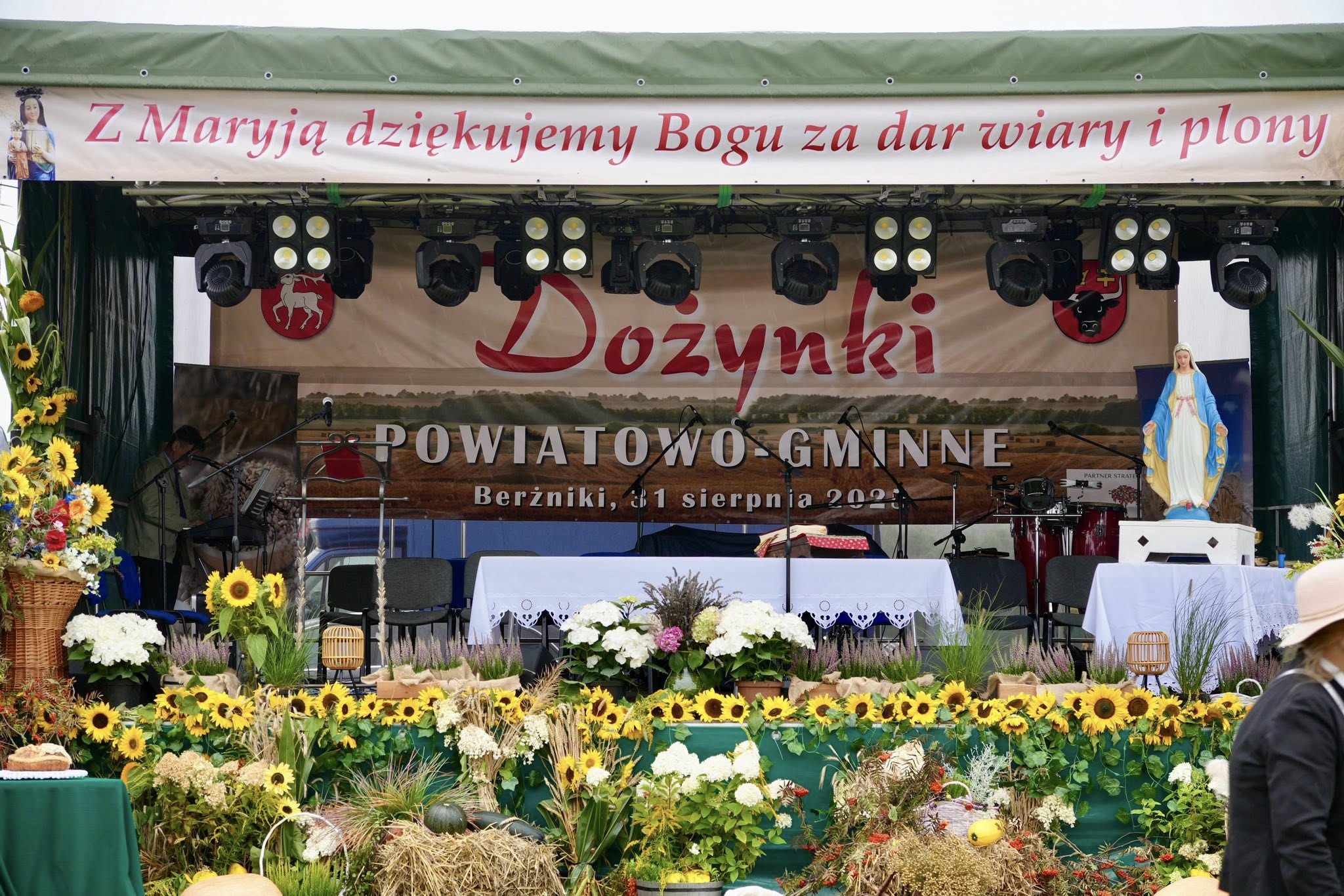 . Scena z banerem 