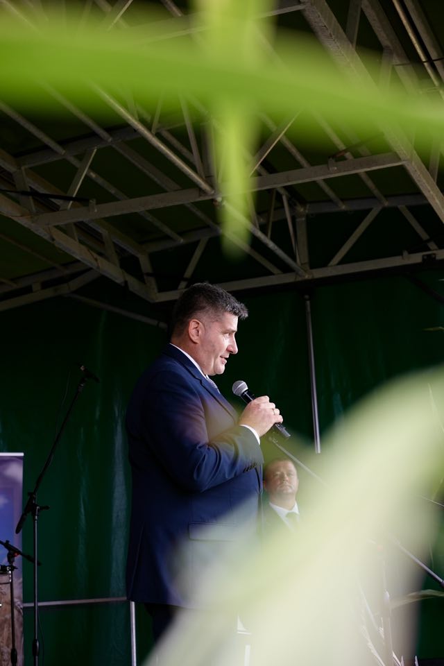 Starosta Augustowski Piotr Rusiecki przemawia do mieszkańców Powiatu Sejneńskiego uczestniczących w dożynkach. 
