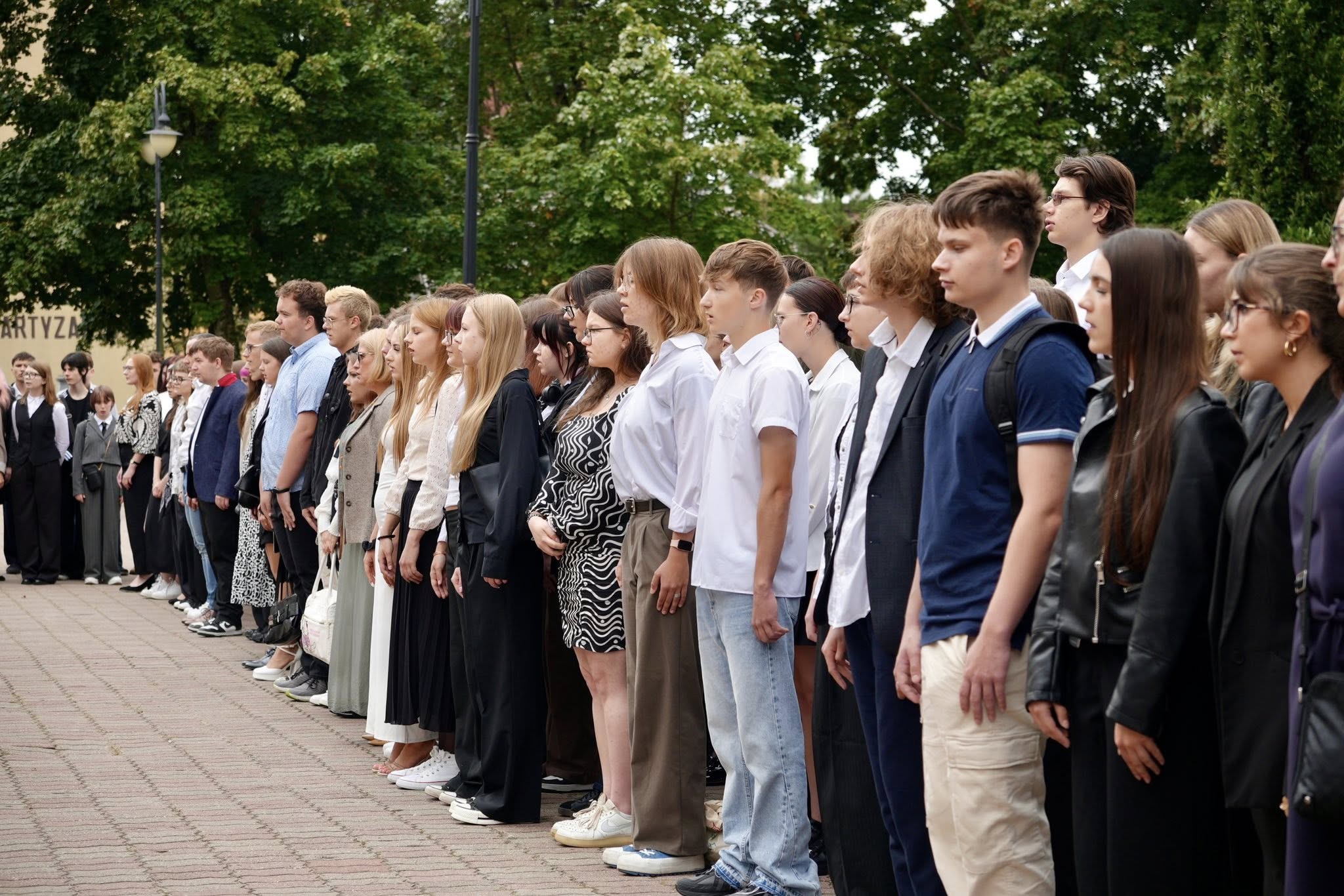 Młodzież II Liceum Ogólnokształcące w Augustowie im. Polonii i Polaków na Świecie uczestnicząca w rozpoczęciu roku szkolnego