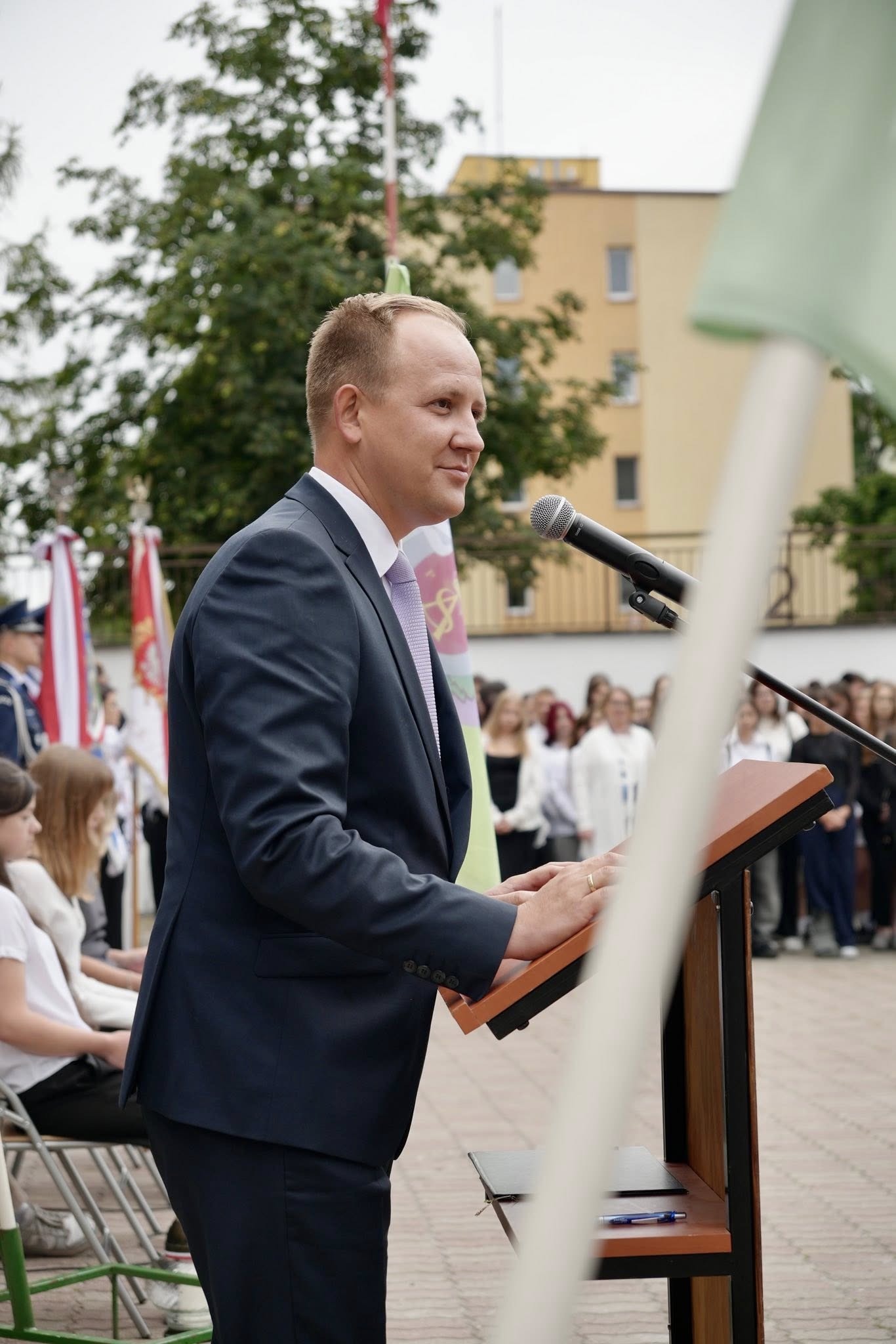 Radny Województwa Podlaskiego - Paweł Wnukowski przemawiający do uczniów II Liceum Ogólnokształcące w Augustowie im. Polonii i Polaków na Świecie na rozpoczęciu roku szkolnego 2025