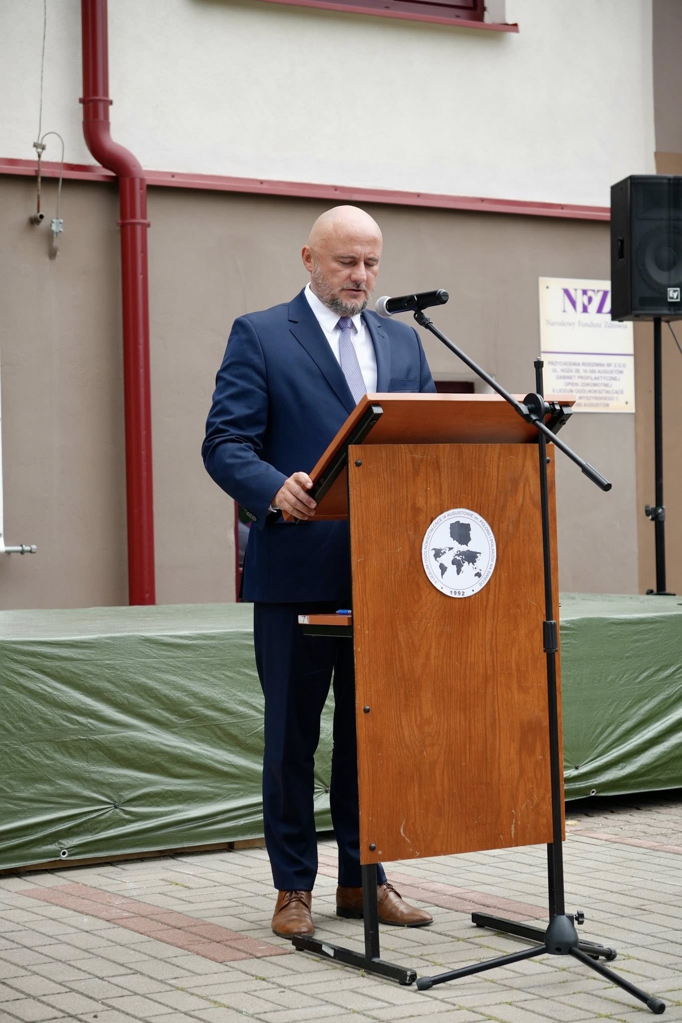 Wicestarosta Augustowski - Wojciech Jerzy Szczudło przemawiający do uczniów II Liceum Ogólnokształcące w Augustowie im. Polonii i Polaków na Świecie na rozpoczęciu roku szkolnego 2025