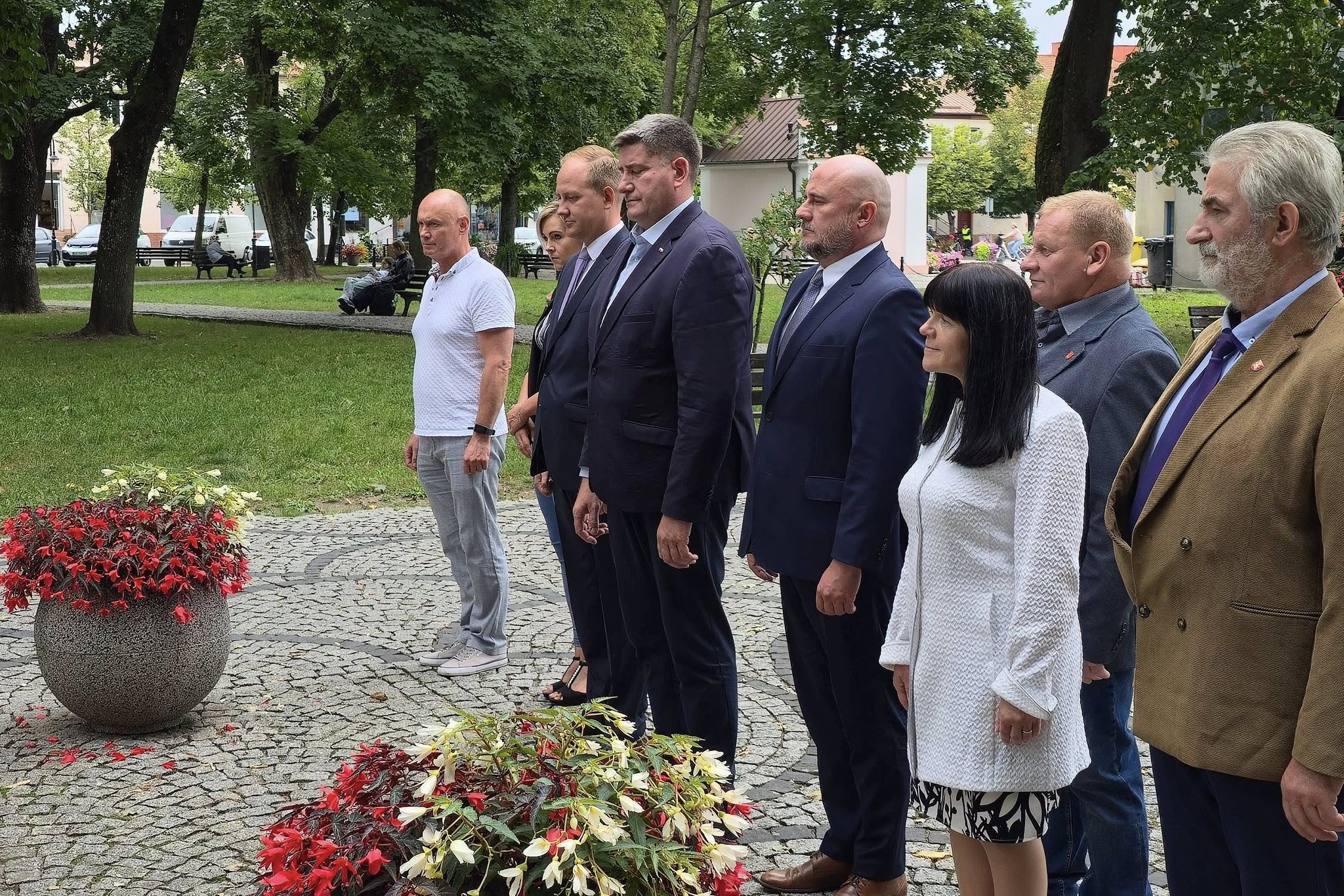 Złożenie kwiatów przez: Piotr Rusiecki – Starostwa Powiatu Augustowskiego,Wojciech Jerzy Szczudło - Wicestarosta powiatu augustowskiego, Paweł Wnukowski - Radny Województwa Podlaskiego oraz Radni Rady Powiatu Augustowskiego i Rady Miasta Augustowa