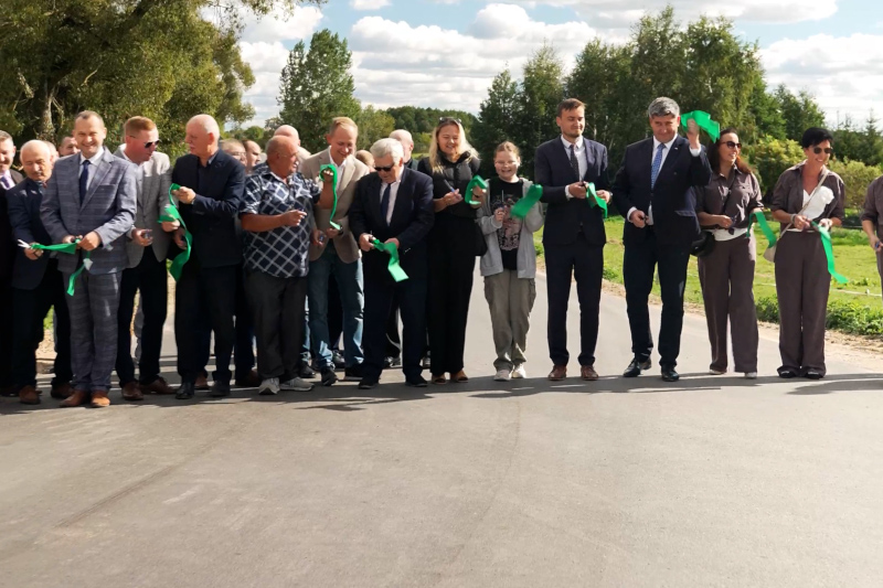 oficjalne otwarcie wyremontowanej drogi w miejscowości Pomiany 