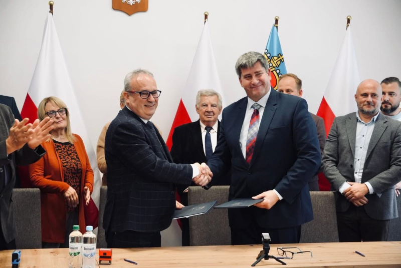 Na zdjęciu od lewej: Burmistrz Augustowa Mirosław Karolczuk, Starosta Piotr Rusiecki po podpisaniu umowy na przebudowę ulicy