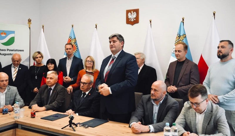 Starosta Piotr Rusiecki opowiada o realizowanej inwestycji dot. przebudowy ul. Wybickiego