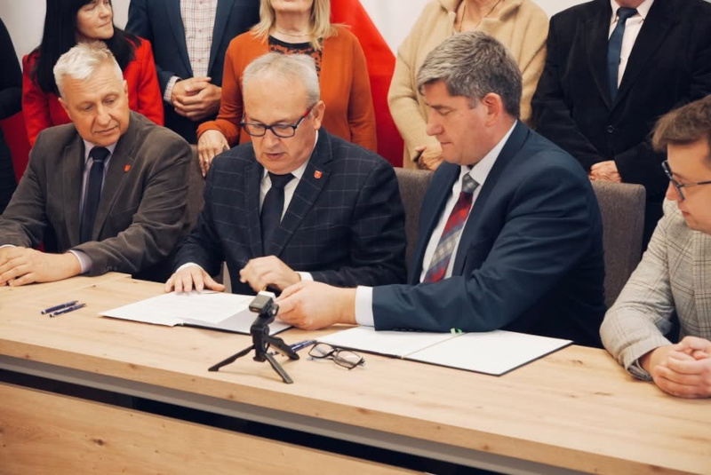 Podpisanie umowy na realizację zadania przez Burmistrza M. Karolczuka i Starostę P. Rusieckiego