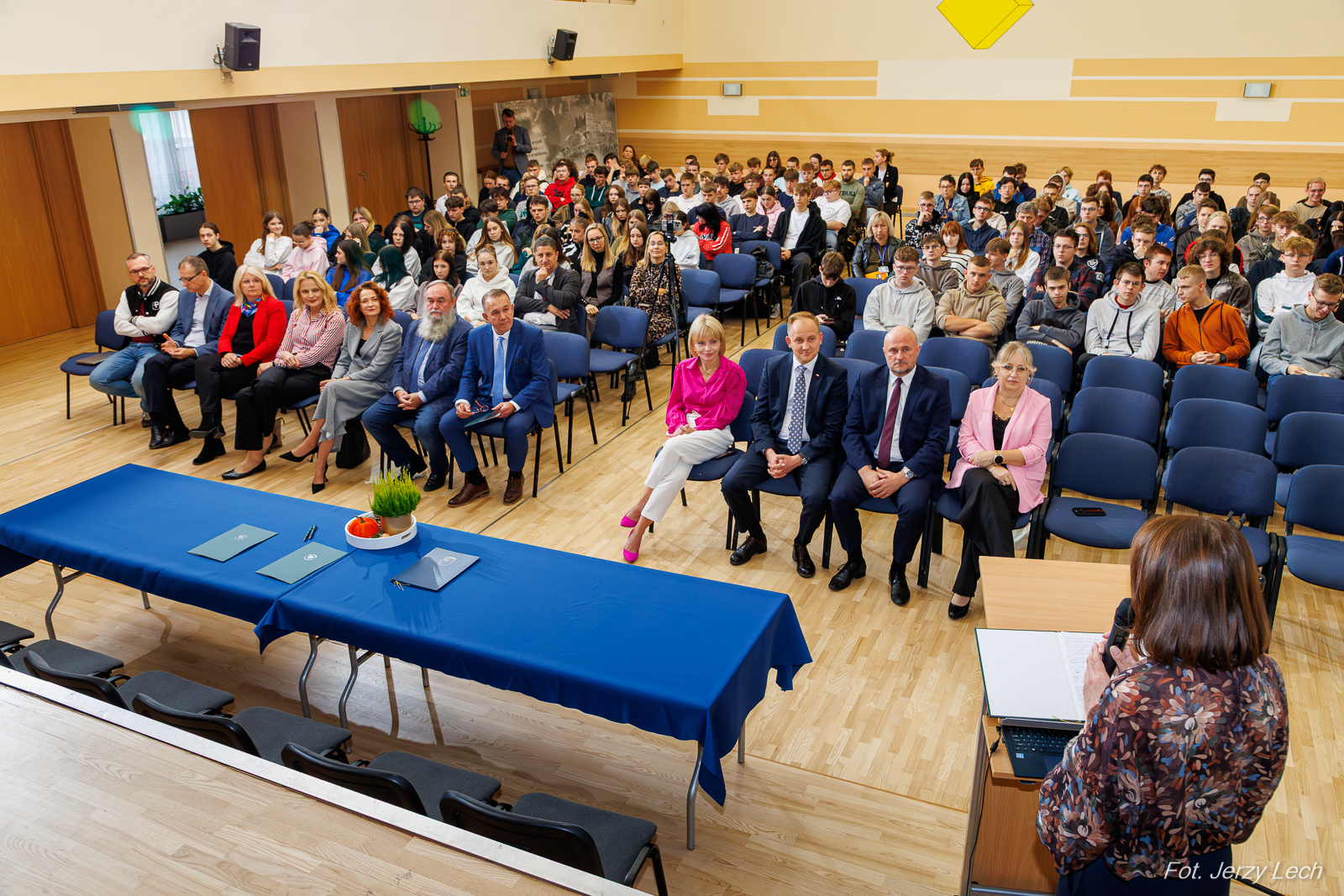 Uczestnicy spotkania, podczas podpisania Umowy między Augustowskim Centrum Edukacyjnym a Politechniką Białostocka