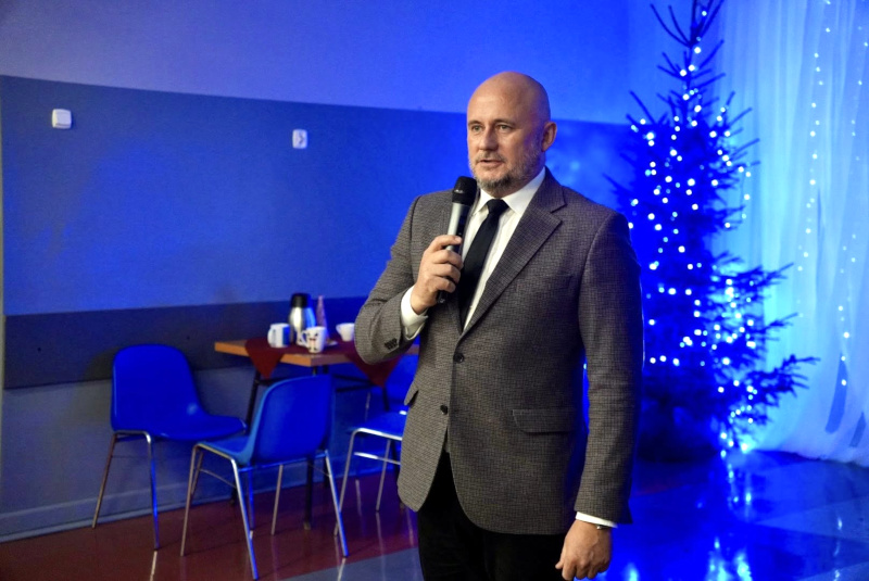 Wicestarosta Wojciech Jerzy Szczudło składa życzenia świąteczne wychowankom, podopiecznym Bursy oraz zaproszonym gościom