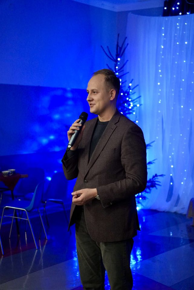 Radny Wojew&oacute;dztwa Podlaskiego Paweł Wnukowski składa życzenia świąteczne wychowankom, podopiecznym Bursy oraz zaproszonym gościom