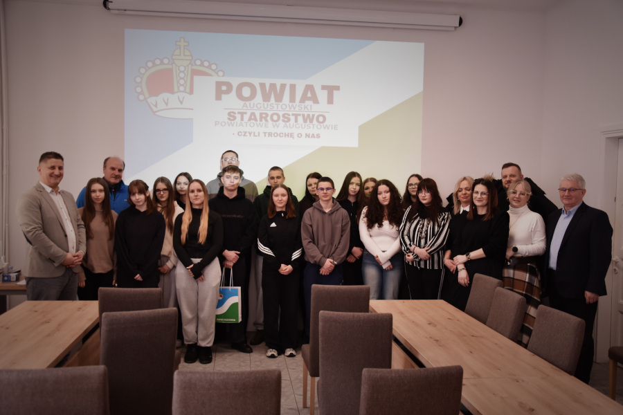 Wsp&oacute;lne zdjęcie jednej z klas II Liceum Og&oacute;lnokształcącego z pracownikami Starostwa Powiatowego w Augustowie