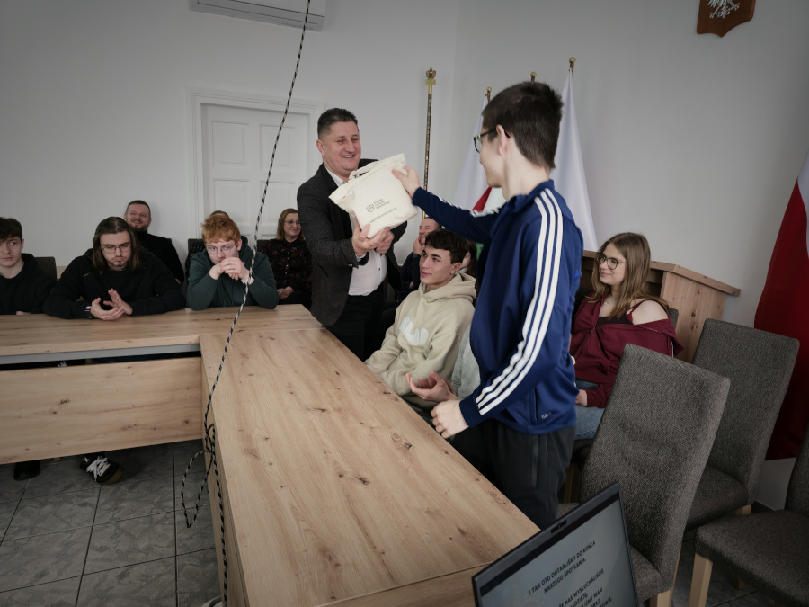 Wręczenie nagrody dla najbardziej aktywnego ucznia podczas lekcji obywatelskiej.